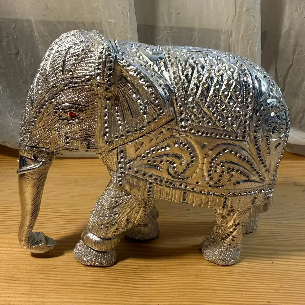 Unbrande decorative silver